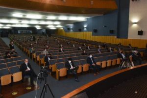 Legisladores respetando el espacio de distanciamiento social Legisladores respetando el espacio de distanciamiento social