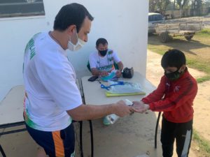 Los chicos son sanitizados antes de iniciar los entrenamientos