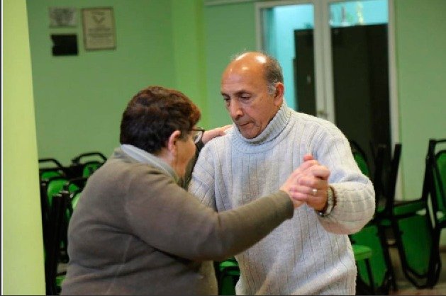 Afiliados en los talleres de tango, dictados por la mutual FME