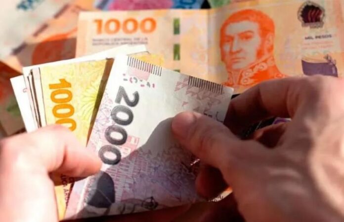 Dinero - billetes - sueldos - haberes - aguinaldo - plata