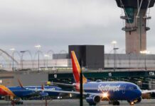 Aerolínea low cost exigirá que los pasajeros que no quepan entre los apoyabrazos paguen dos asientos