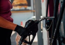 Enero con más aumentos: oficializaron la suba de impuestos a los combustibles