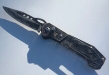 Dos adolescentes golpearon y apuñalaron a una joven
