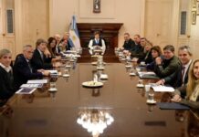 Milei respaldó a Adorni ante el Gabinete: “No lo voy a ejecutar para ganar una elección”