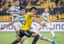 En un partido accidentado y con expulsados, Boca cayó en Guayaquil y complicó la clasificación