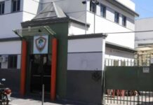 Educación evalúa medidas por el video de un alumno manipulando un arma