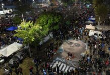 Adiós al Indio Solari: bajo de la lluvia, miles de fans despidieron a la leyenda en Villa Domínico